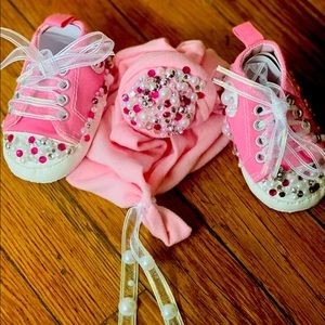 Handmade baby sneakers matching turban